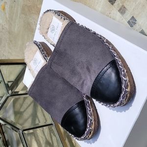 Laurie Felt gray and black shearling lined mules size 9